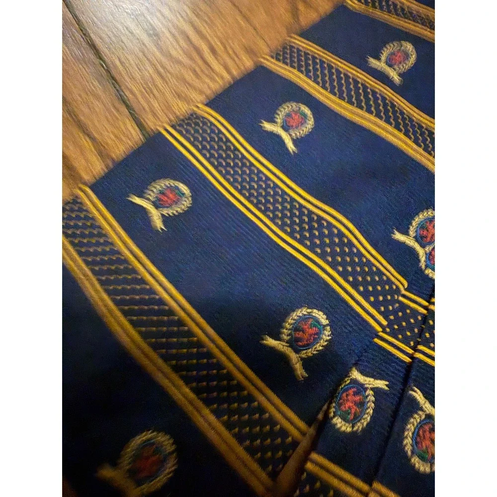 Tommy Hilfiger Mens Silk Necktie Navy Blue Gold Striped Crest Logo Repp